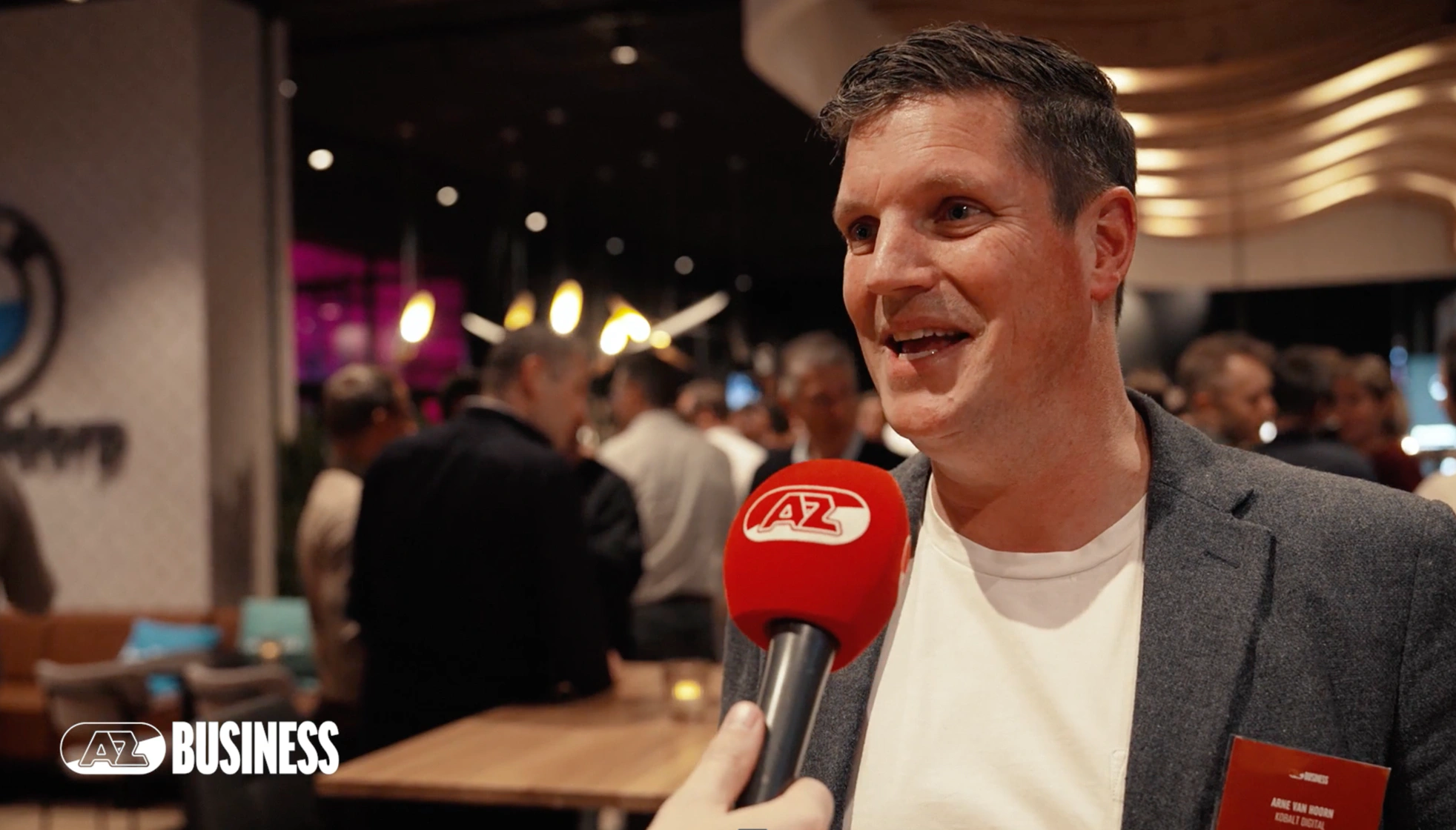 Arne van Hoorn van Kobalt Digital wordt geïnterviewd met een AZ-microfoon tijdens een AZ Business-netwerkevent