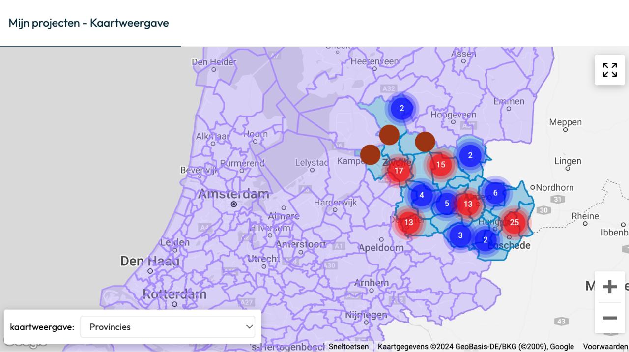 Een overzicht van de kaart van Nederland via Google Maps middels een API-koppeling. Op de kaart is een filter toegepast op provincieniveau, welke visueel is geärceerd op de kaart.