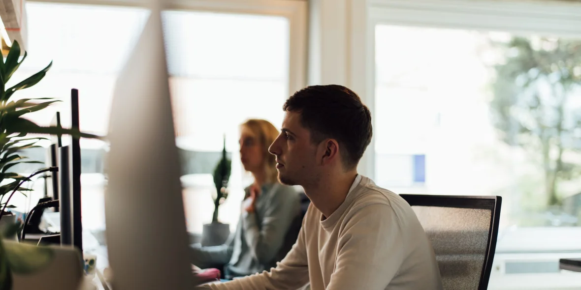 Twee medewerkers van Kobalt aan het werk achter hun computers