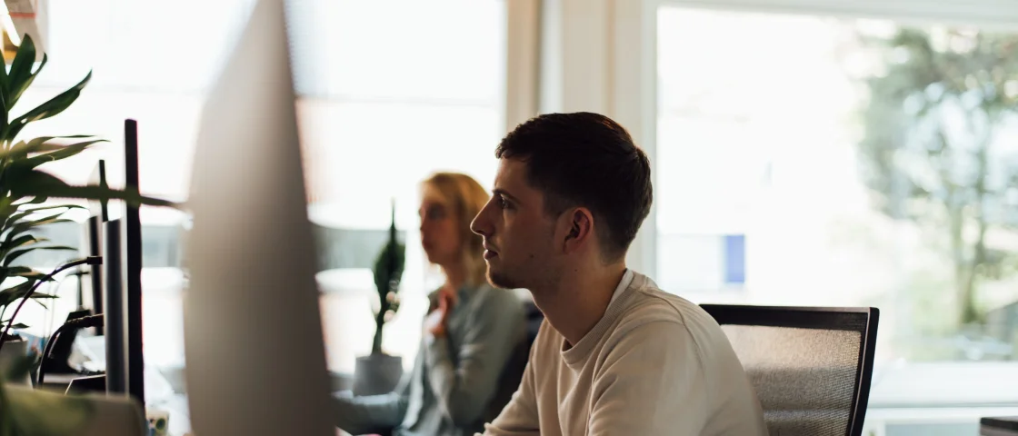 Twee medewerkers van Kobalt aan het werk achter hun computers