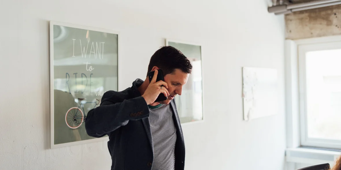 Arne staand aan de telefoon