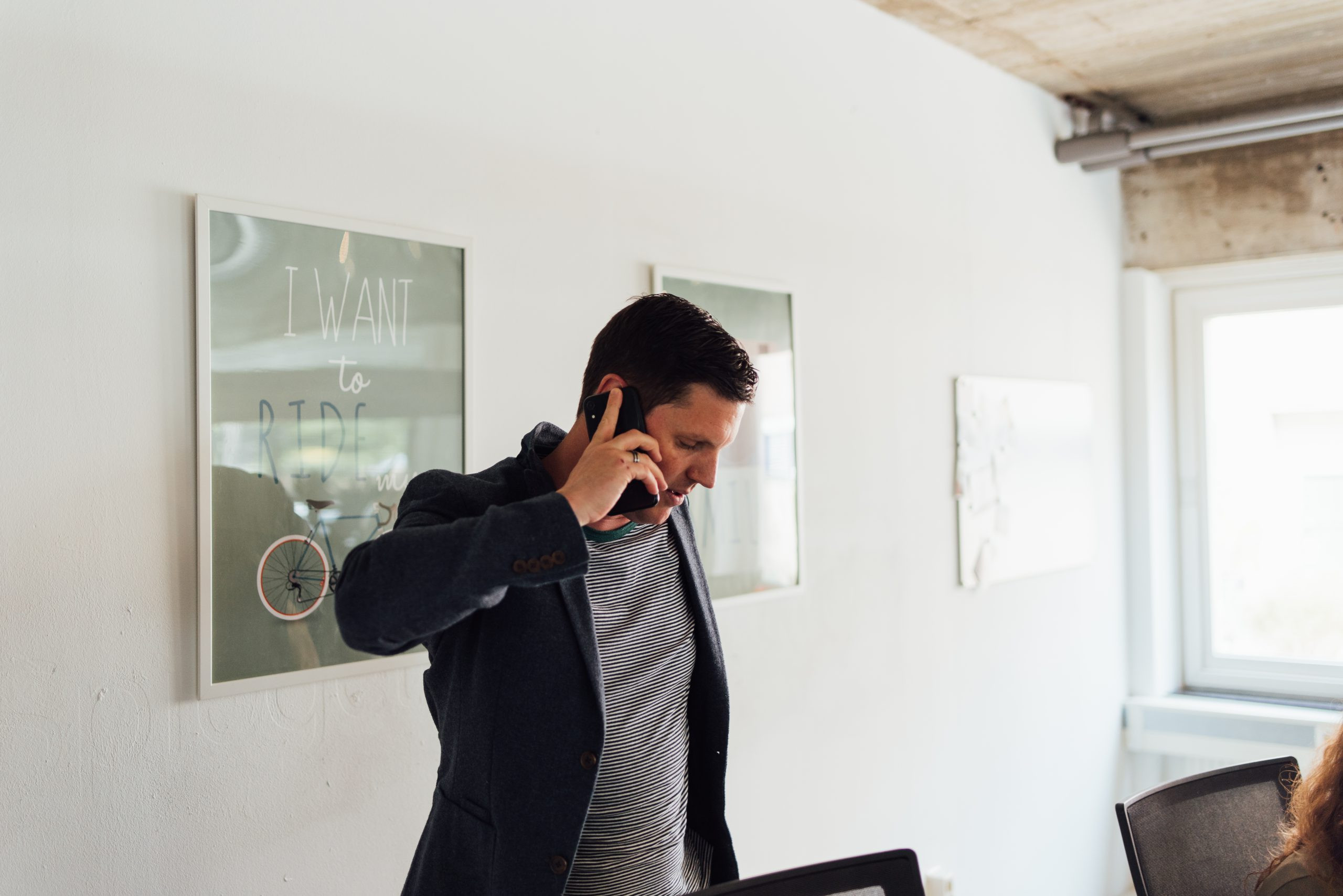 Arne staand aan de telefoon