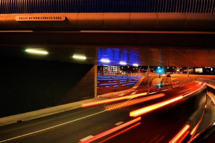 Voertuig rijdt een tunnel door 's avonds