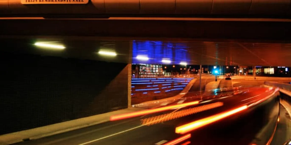 Voertuig rijdt een tunnel door 's avonds
