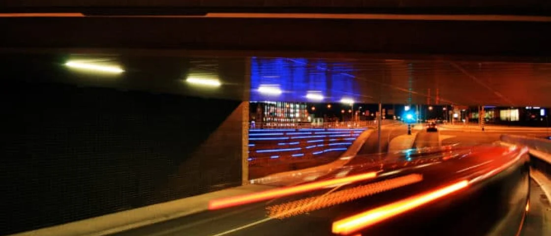 Voertuig rijdt een tunnel door 's avonds