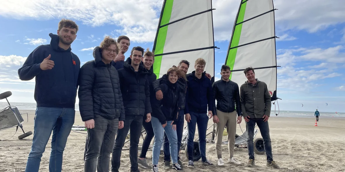 Kobalt medewerkers op het strand in de wind