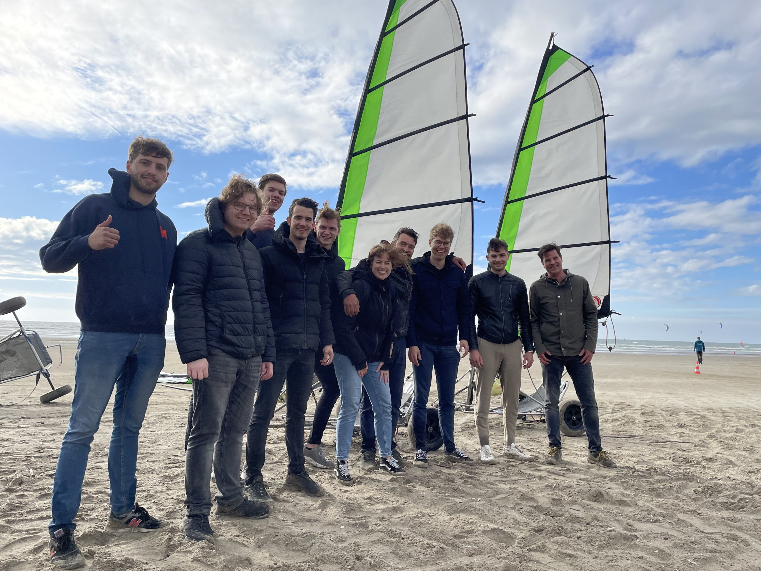 Kobalt medewerkers op het strand in de wind