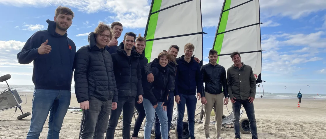 Kobalt medewerkers op het strand in de wind
