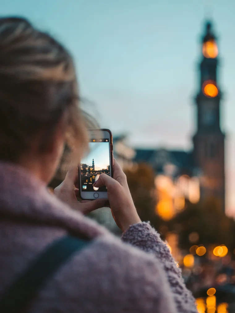 Een tourist maakt een foto van een toren