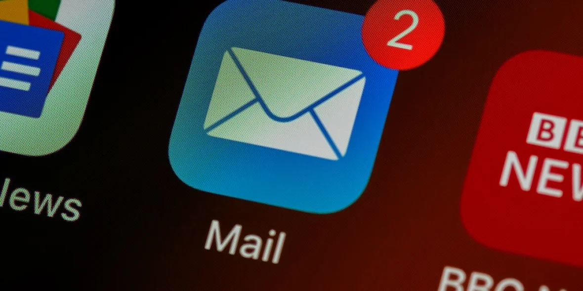 Telefoonscherm met het icoon van de 'Mail' app in beeld. Deze gebruiker heeft twee ongelezen mails, te zien aan de '2' rechtsbovenin
