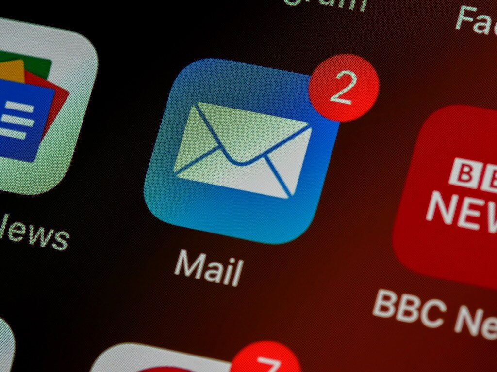 Telefoonscherm met het icoon van de 'Mail' app in beeld. Deze gebruiker heeft twee ongelezen mails, te zien aan de '2' rechtsbovenin
