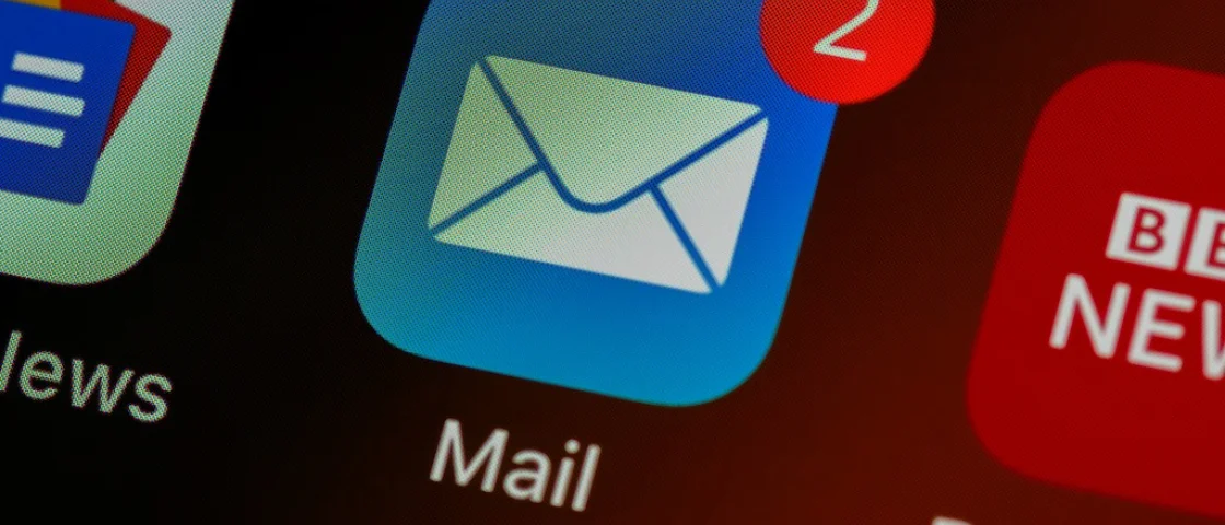 Telefoonscherm met het icoon van de 'Mail' app in beeld. Deze gebruiker heeft twee ongelezen mails, te zien aan de '2' rechtsbovenin