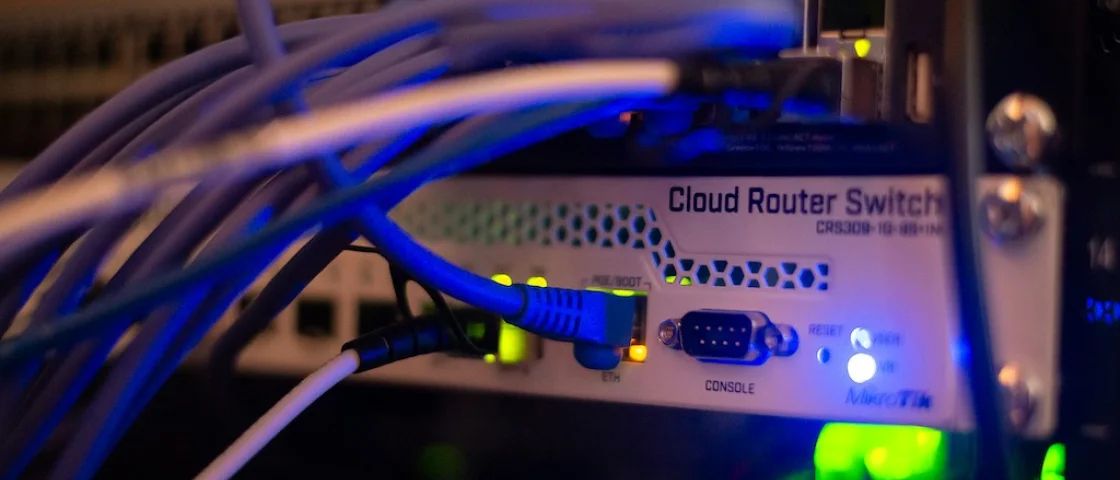 Een close up van een router met verschillende bedrading