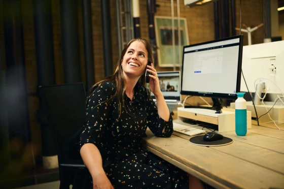 Brenda aan haar bureau aan de telefoon