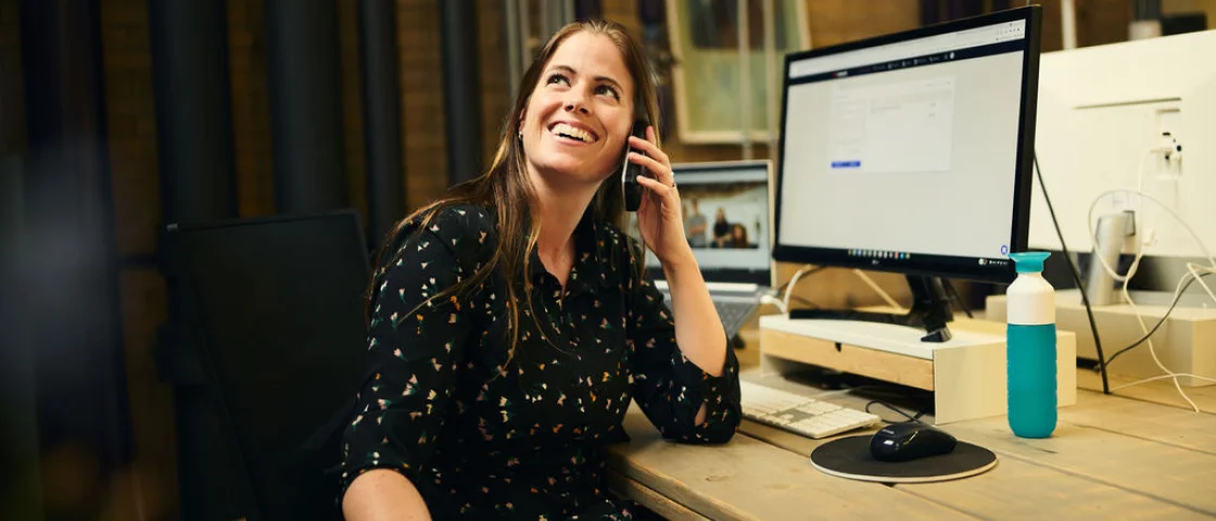 Brenda aan haar bureau aan de telefoon