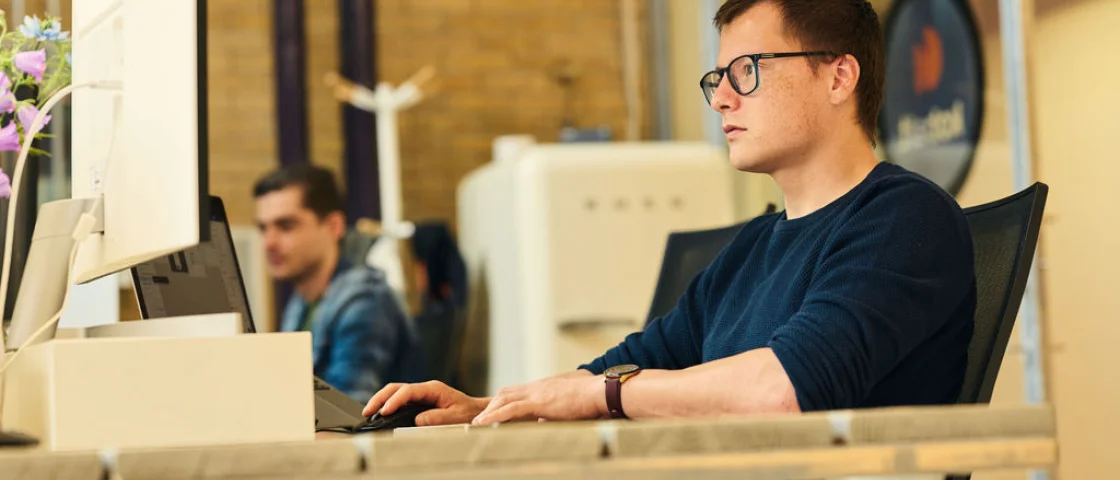 medewerker geconcentreerd aan het werk