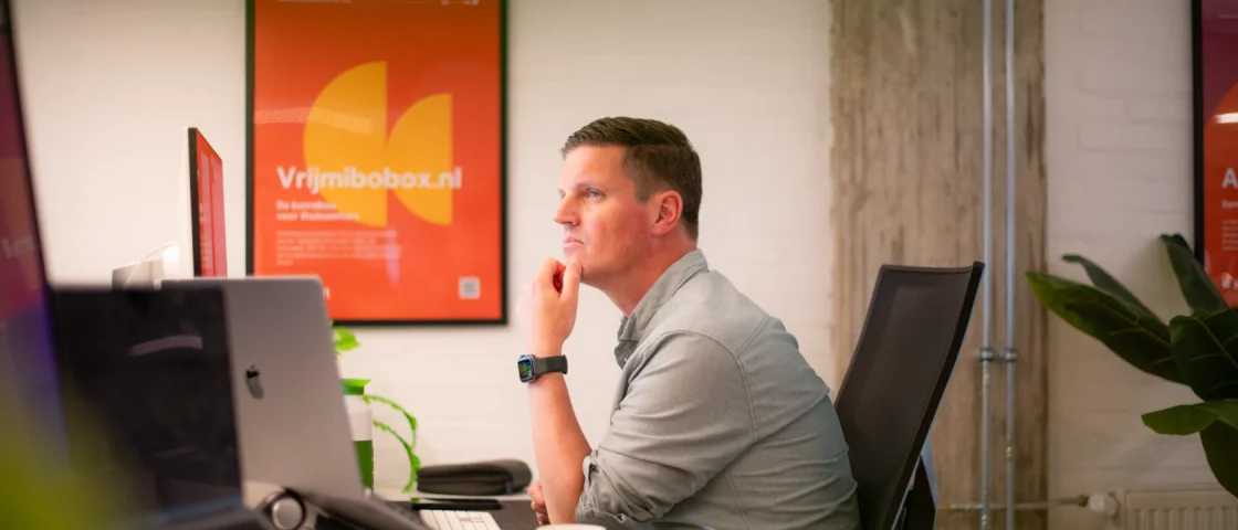 Foto van Arne op het Kantoor van Kobalt. Arne denkt na.