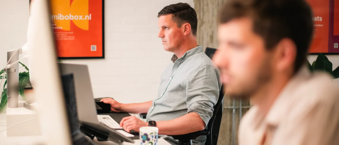 Foto van Arne en Huub, gefocust aan het werk.