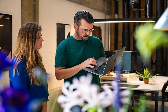 Reinier en Brenda samen achter een laptop