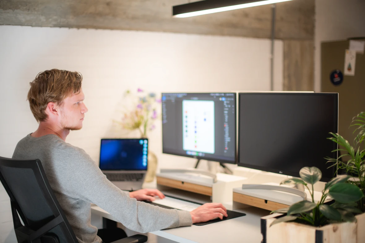 Milan achter zijn computer
