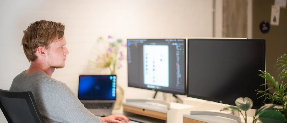 Milan achter zijn computer