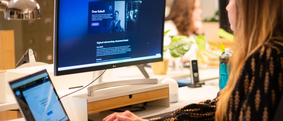 Brenda die naar de nieuwe Kobalt website kijkt