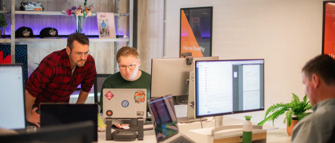 Reinier en Kylian kijken naar computer