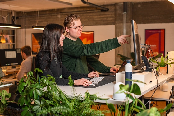 Kylian die Romy de weg wijst op de computer