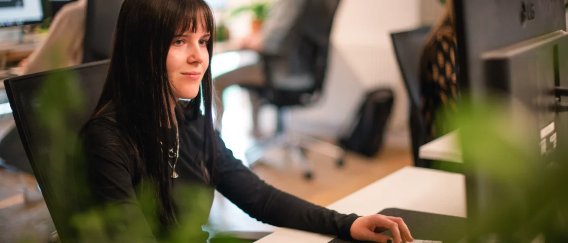 Romy gefocussed aan het werk