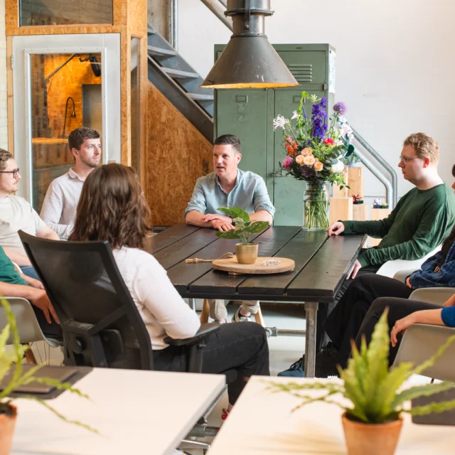 Overleg aan de lunchtafel