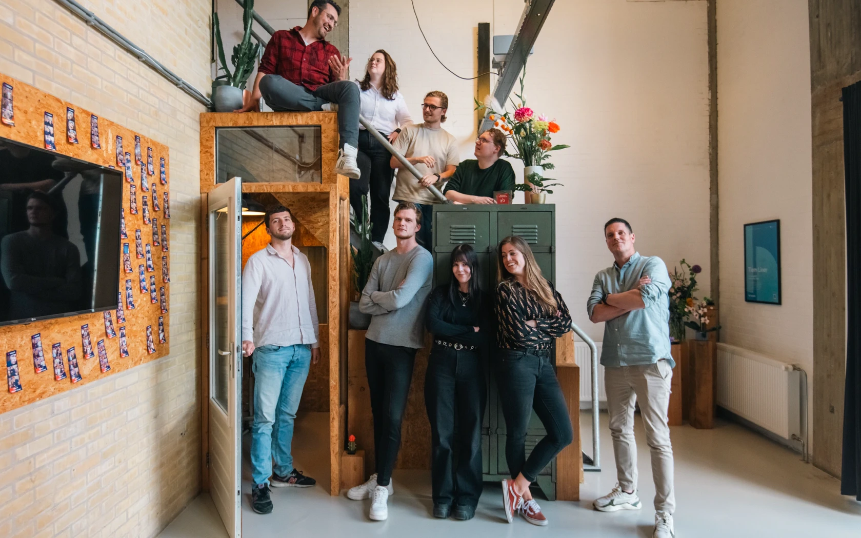 Teamfoto maar dan iets nonchalant