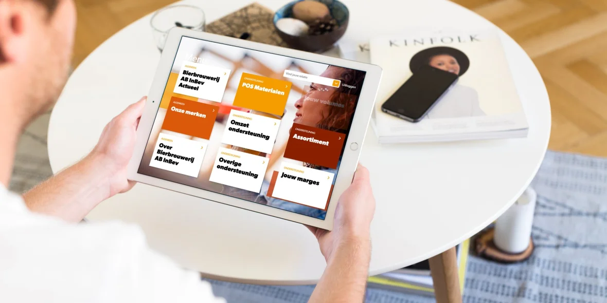 Afbeelding van man met een iPad waarop de AB InBev applicatie open staat