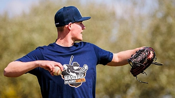 Foto van Swen Huijers, oprichter van Baseball against Cancer. Hij staat klaar om een honkbal te gooien