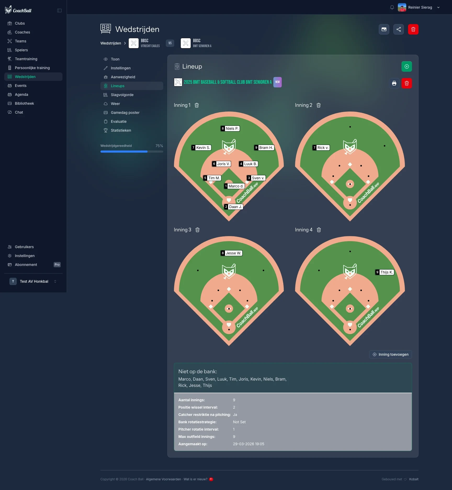 Screenshot van CoachBall met de opstelling per inning op een honkbalveld, inclusief rotatieregels en een overzicht van spelers die niet op de bank zaten