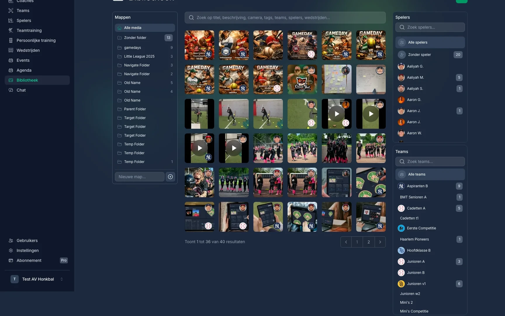 Screenshot van de mediabibliotheek in CoachBall, met wedstrijdfoto's en video's die per speler en team zijn te filteren