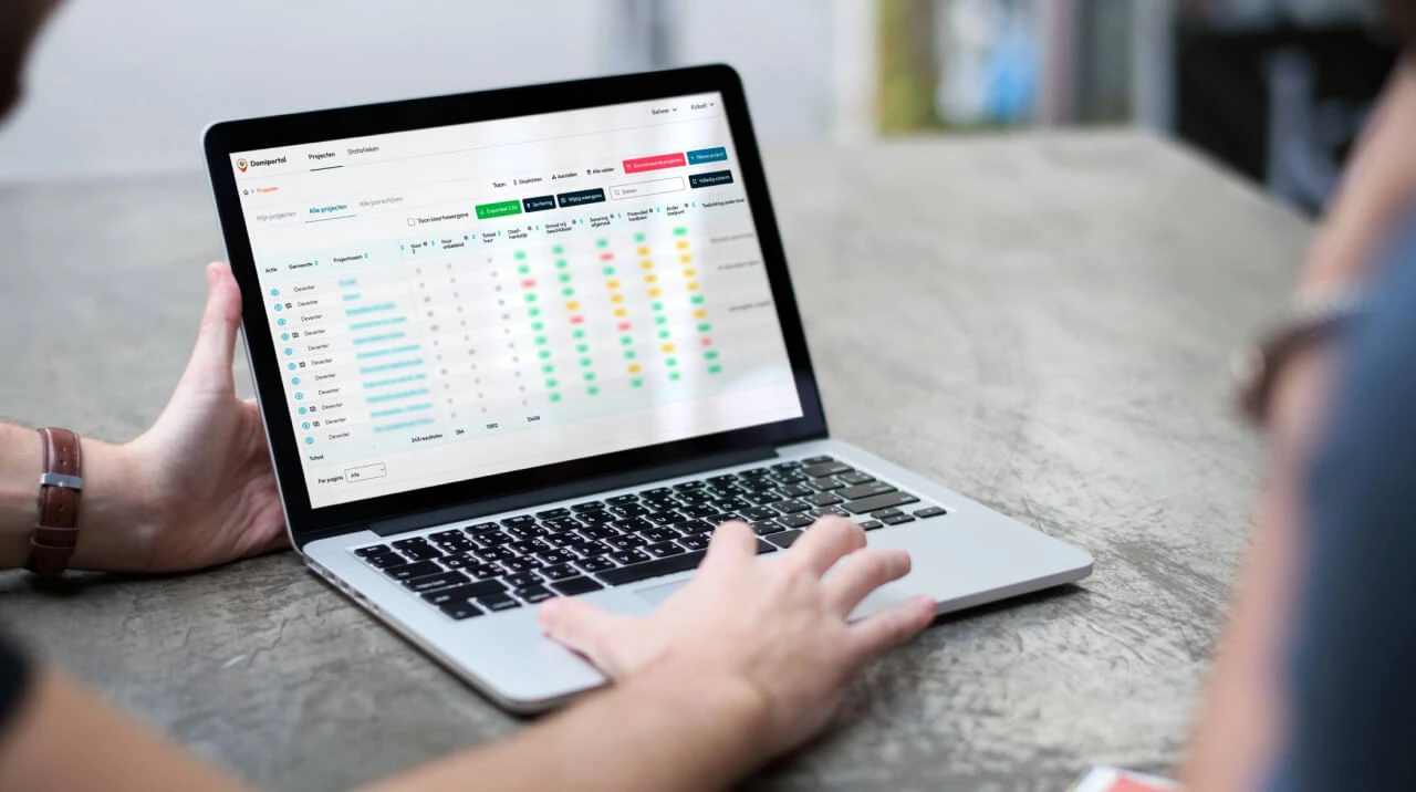 Foto van een laptop met daarop het dashboard van Domiportal.