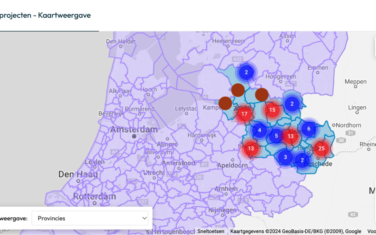 Een overzicht van de kaart van Nederland via Google Maps middels een API-koppeling. Op de kaart is een filter toegepast op provincieniveau, welke visueel is geärceerd op de kaart.