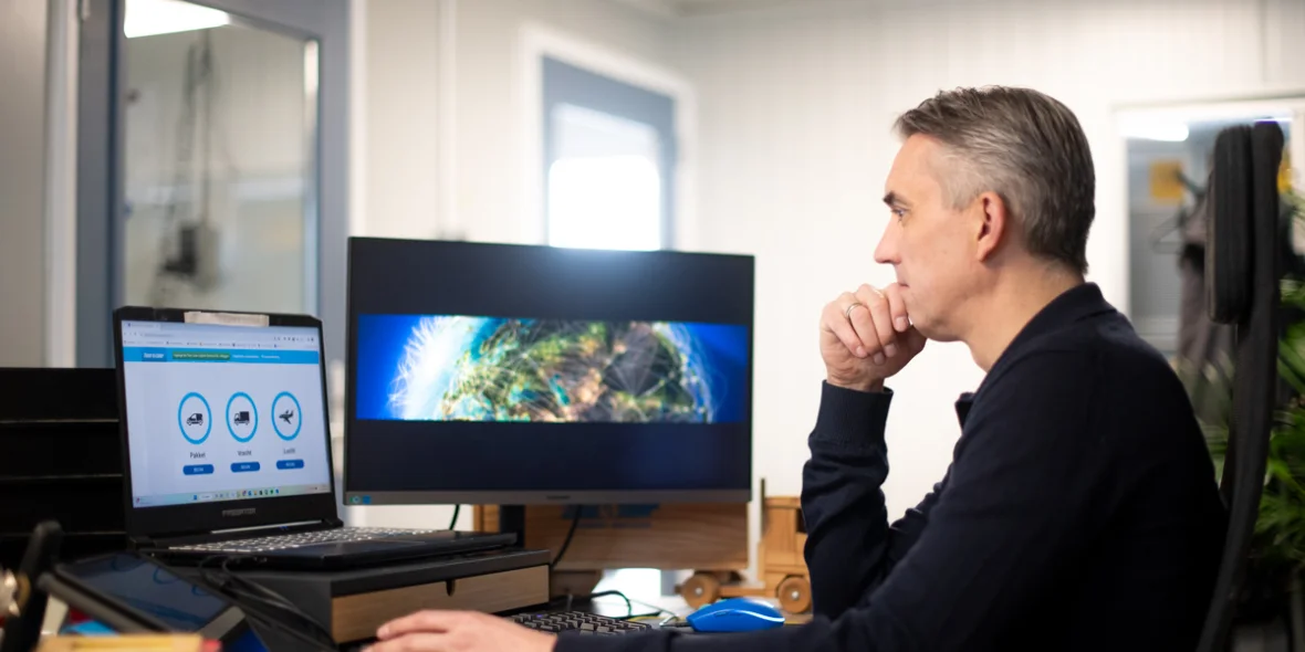 Koen van Tiem Liner achter het computerscherm met zijn applicatie